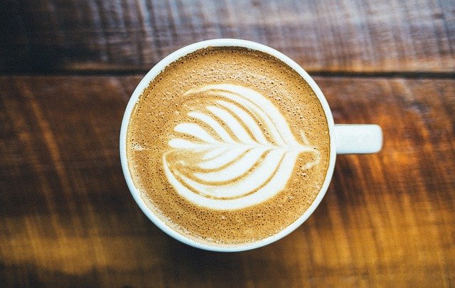יתרונות בריאותיים וסיכונים של שתיית קפה